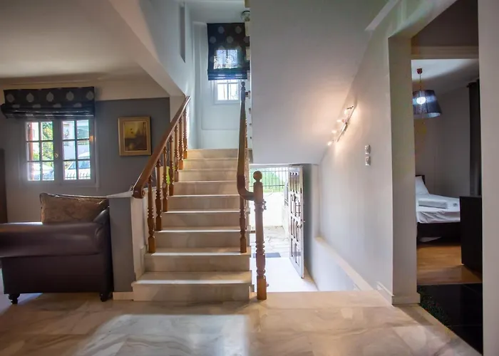 τraditional Fully Detached On A Luxurious Hillock Of With Its Own Garden Also For Family & Wedding Gatherings For 10 To 25 People Only 15 Minutes From Airport Vilă