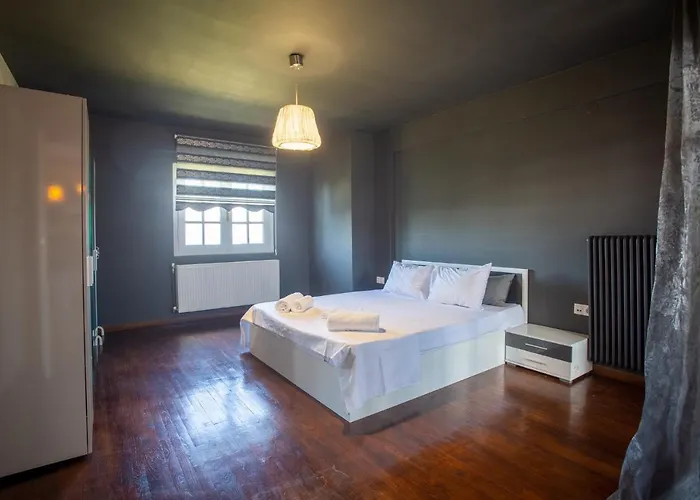 τraditional Fully Detached On A Luxurious Hillock Of With Its Own Garden Also For Family & Wedding Gatherings For 10 To 25 People Only 15 Minutes From Airport Salonic