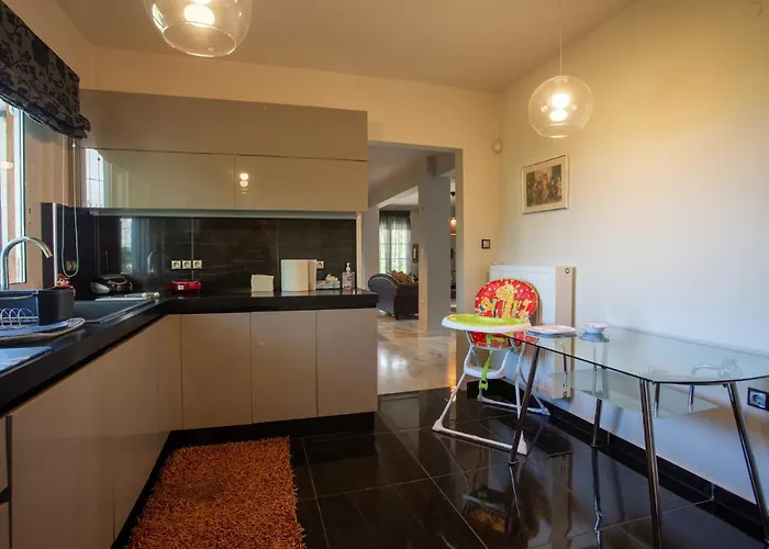 τraditional Fully Detached On A Luxurious Hillock Of With Its Own Garden Also For Family & Wedding Gatherings For 10 To 25 People Only 15 Minutes From Airport *
