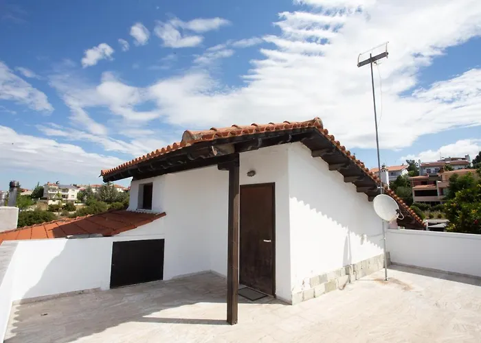 τraditional Fully Detached On A Luxurious Hillock Of With Its Own Garden Also For Family & Wedding Gatherings For 10 To 25 People Only 15 Minutes From Airport Salonic