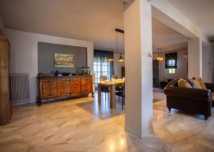 τraditional Fully Detached On A Luxurious Hillock Of With Its Own Garden Also For Family & Wedding Gatherings For 10 To 25 People Only 15 Minutes From Airport Salonic