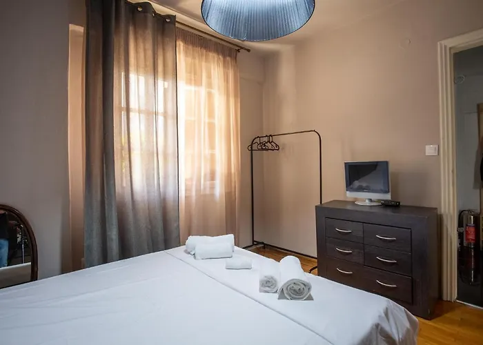 τraditional Fully Detached On A Luxurious Hillock Of With Its Own Garden Also For Family & Wedding Gatherings For 10 To 25 People Only 15 Minutes From Airport Salonic