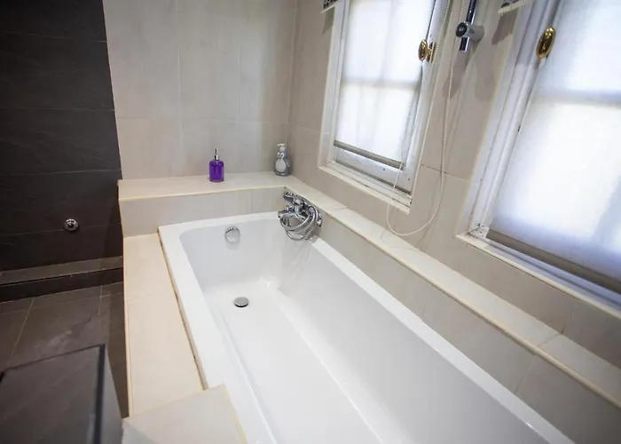 τraditional Fully Detached On A Luxurious Hillock Of With Its Own Garden Also For Family & Wedding Gatherings For 10 To 25 People Only 15 Minutes From Airport * Salonic