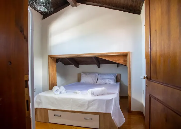 τraditional Fully Detached On A Luxurious Hillock Of With Its Own Garden Also For Family & Wedding Gatherings For 10 To 25 People Only 15 Minutes From Airport *