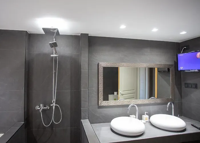 Vilă τraditional Fully Detached On A Luxurious Hillock Of With Its Own Garden Also For Family & Wedding Gatherings For 10 To 25 People Only 15 Minutes From Airport *