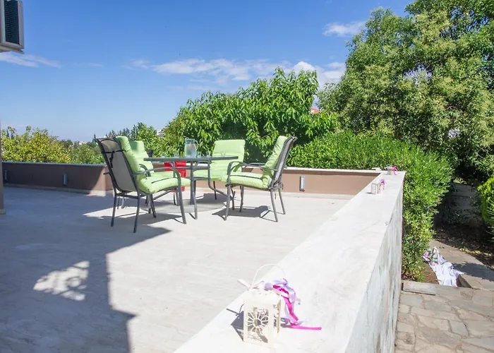 τraditional Fully Detached On A Luxurious Hillock Of With Its Own Garden Also For Family & Wedding Gatherings For 10 To 25 People Only 15 Minutes From Airport