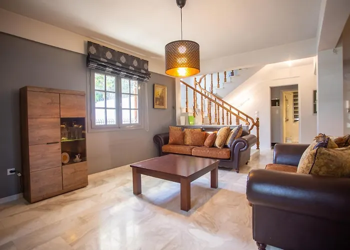 τraditional Fully Detached On A Luxurious Hillock Of With Its Own Garden Also For Family & Wedding Gatherings For 10 To 25 People Only 15 Minutes From Airport