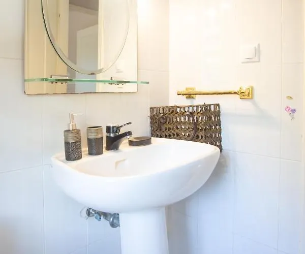 τraditional Fully Detached On A Luxurious Hillock Of With Its Own Garden Also For Family & Wedding Gatherings For 10 To 25 People Only 15 Minutes From Airport Vilă Salonic