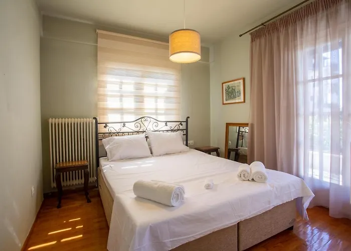 τraditional Fully Detached On A Luxurious Hillock Of With Its Own Garden Also For Family & Wedding Gatherings For 10 To 25 People Only 15 Minutes From Airport * Salonic