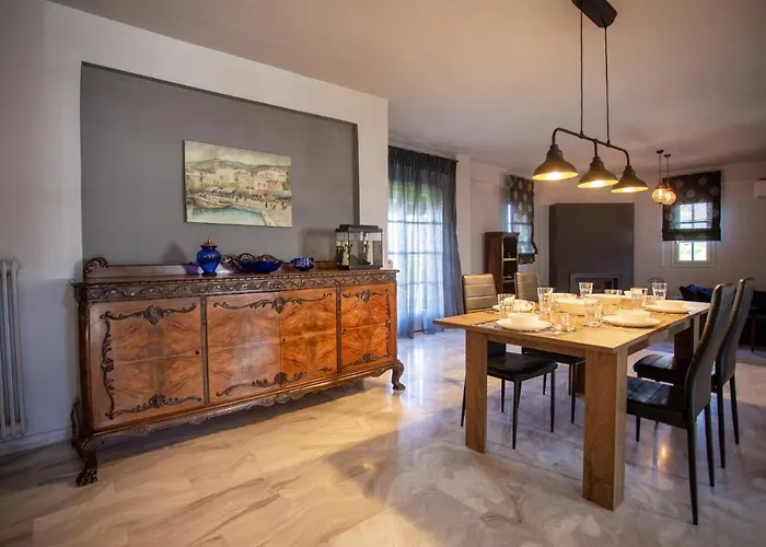 τraditional Fully Detached On A Luxurious Hillock Of With Its Own Garden Also For Family & Wedding Gatherings For 10 To 25 People Only 15 Minutes From Airport Salonic