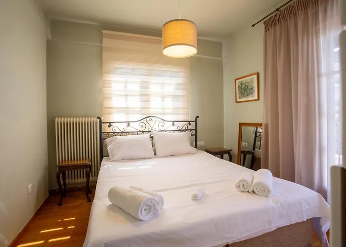 Vilă τraditional Fully Detached On A Luxurious Hillock Of With Its Own Garden Also For Family & Wedding Gatherings For 10 To 25 People Only 15 Minutes From Airport Salonic
