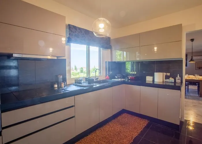 Vilă τraditional Fully Detached On A Luxurious Hillock Of With Its Own Garden Also For Family & Wedding Gatherings For 10 To 25 People Only 15 Minutes From Airport *