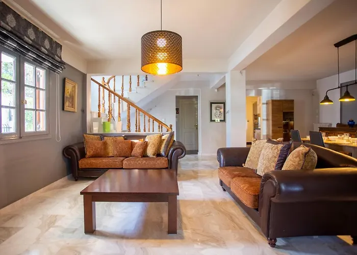 τraditional Fully Detached On A Luxurious Hillock Of With Its Own Garden Also For Family & Wedding Gatherings For 10 To 25 People Only 15 Minutes From Airport Vilă *