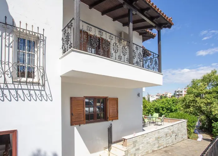 τraditional Fully Detached On A Luxurious Hillock Of With Its Own Garden Also For Family & Wedding Gatherings For 10 To 25 People Only 15 Minutes From Airport * Salonic