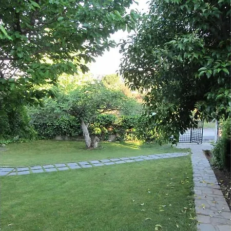τraditional Fully Detached On A Luxurious Hillock Of With Its Own Garden Also For Family & Wedding Gatherings For 10 To 25 People Only 15 Minutes From Airport Villa *