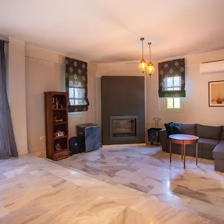 Villa τraditional Fully Detached On A Luxurious Hillock Of With Its Own Garden Also For Family & Wedding Gatherings For 10 To 25 People Only 15 Minutes From Airport
