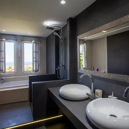 Villa τraditional Fully Detached On A Luxurious Hillock Of With Its Own Garden Also For Family & Wedding Gatherings For 10 To 25 People Only 15 Minutes From Airport