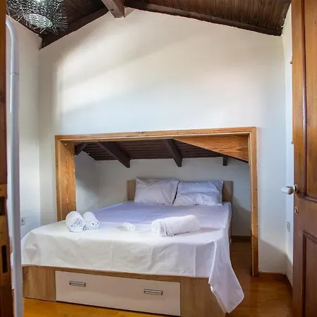 τraditional Fully Detached On A Luxurious Hillock Of With Its Own Garden Also For Family & Wedding Gatherings For 10 To 25 People Only 15 Minutes From Airport *