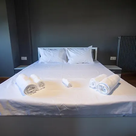 Villa τraditional Fully Detached On A Luxurious Hillock Of With Its Own Garden Also For Family & Wedding Gatherings For 10 To 25 People Only 15 Minutes From Airport Salonicco