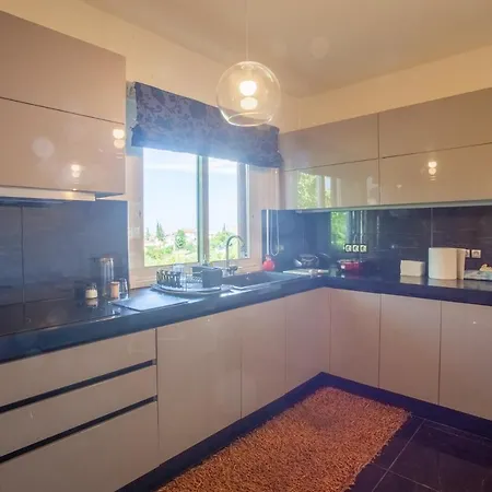 Villa τraditional Fully Detached On A Luxurious Hillock Of With Its Own Garden Also For Family & Wedding Gatherings For 10 To 25 People Only 15 Minutes From Airport *